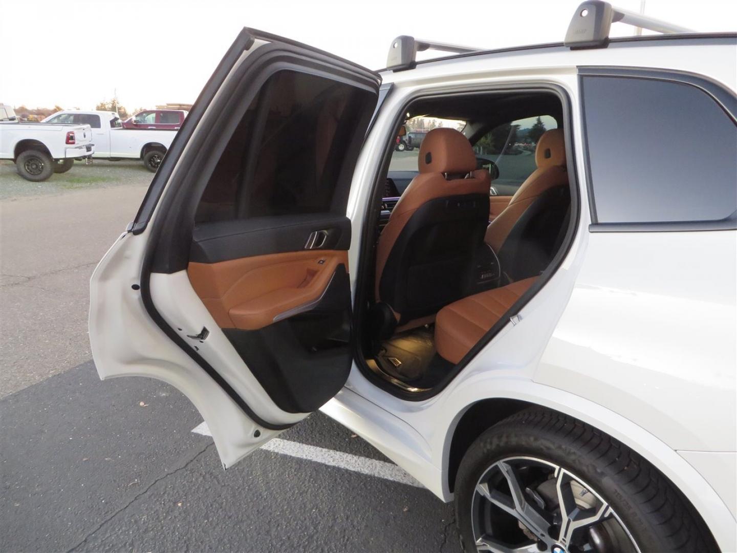 2022 White /BROWN BMW X5 xDrive40i (5UXCR6C08N9) with an 3.0L L6 DOHC 24V engine, 8A transmission, located at 2630 Grass Valley Highway, Auburn, CA, 95603, (530) 508-5100, 38.937893, -121.095482 - Photo#25